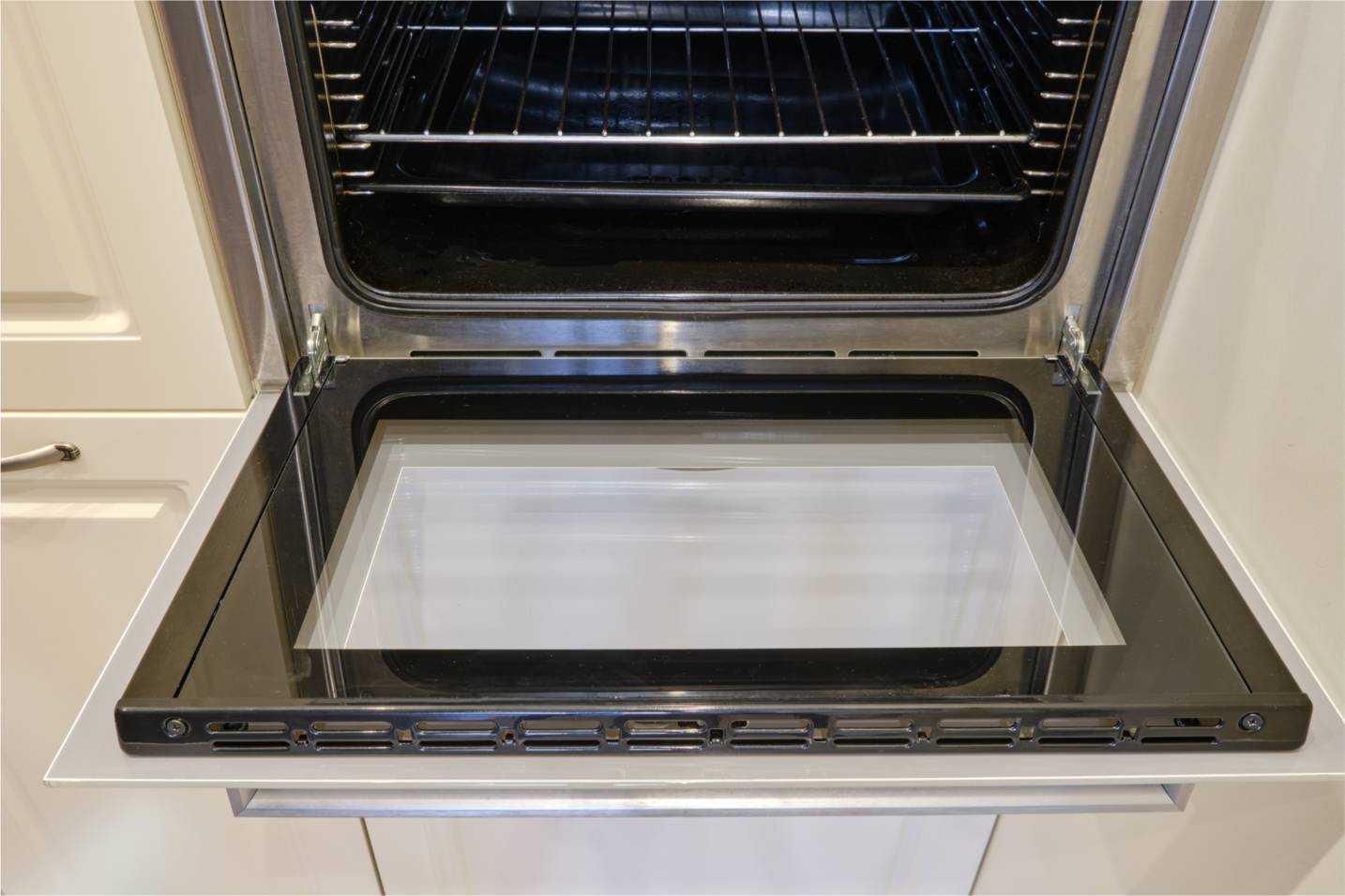 Clean oven door